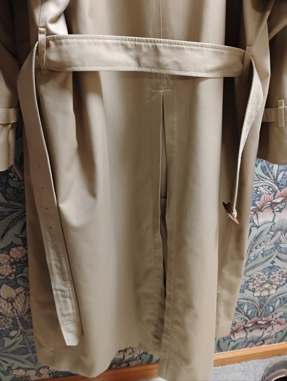 Vintage Burberry Classic Beige Double-Breasted Trench Coat, With Removable Liner - Picture 4 of 16